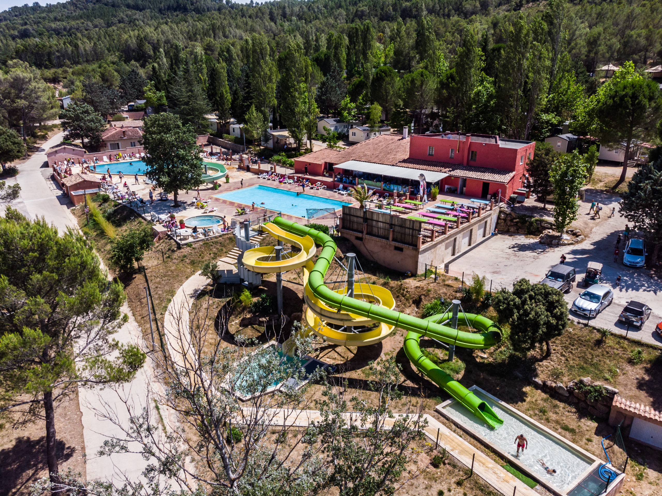 Vue aérienne du camping Les Cadenières dans le Var avec toboggans et piscines