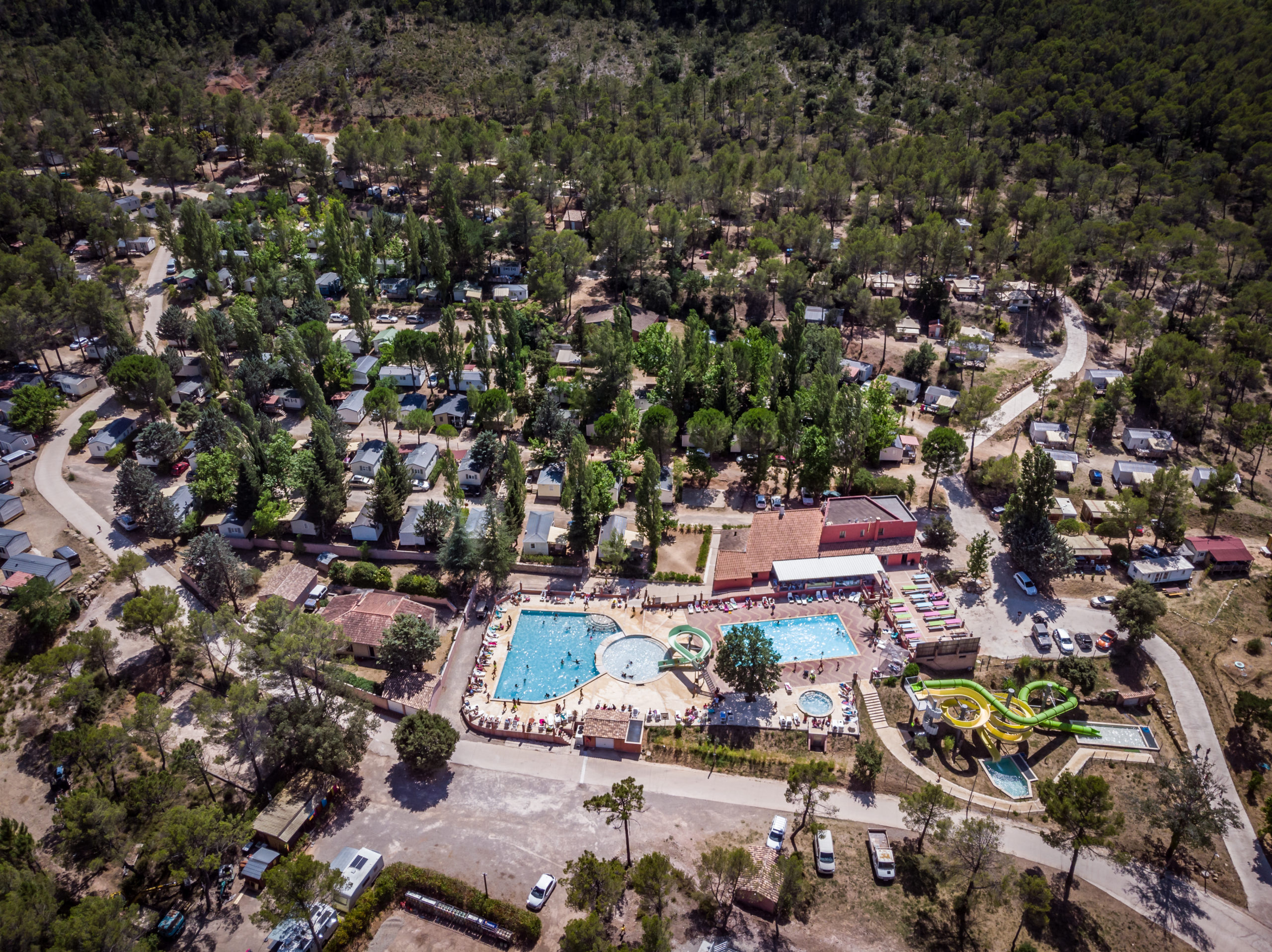 Vue aérienne de la pinède du camping Les Cadenières en Provence