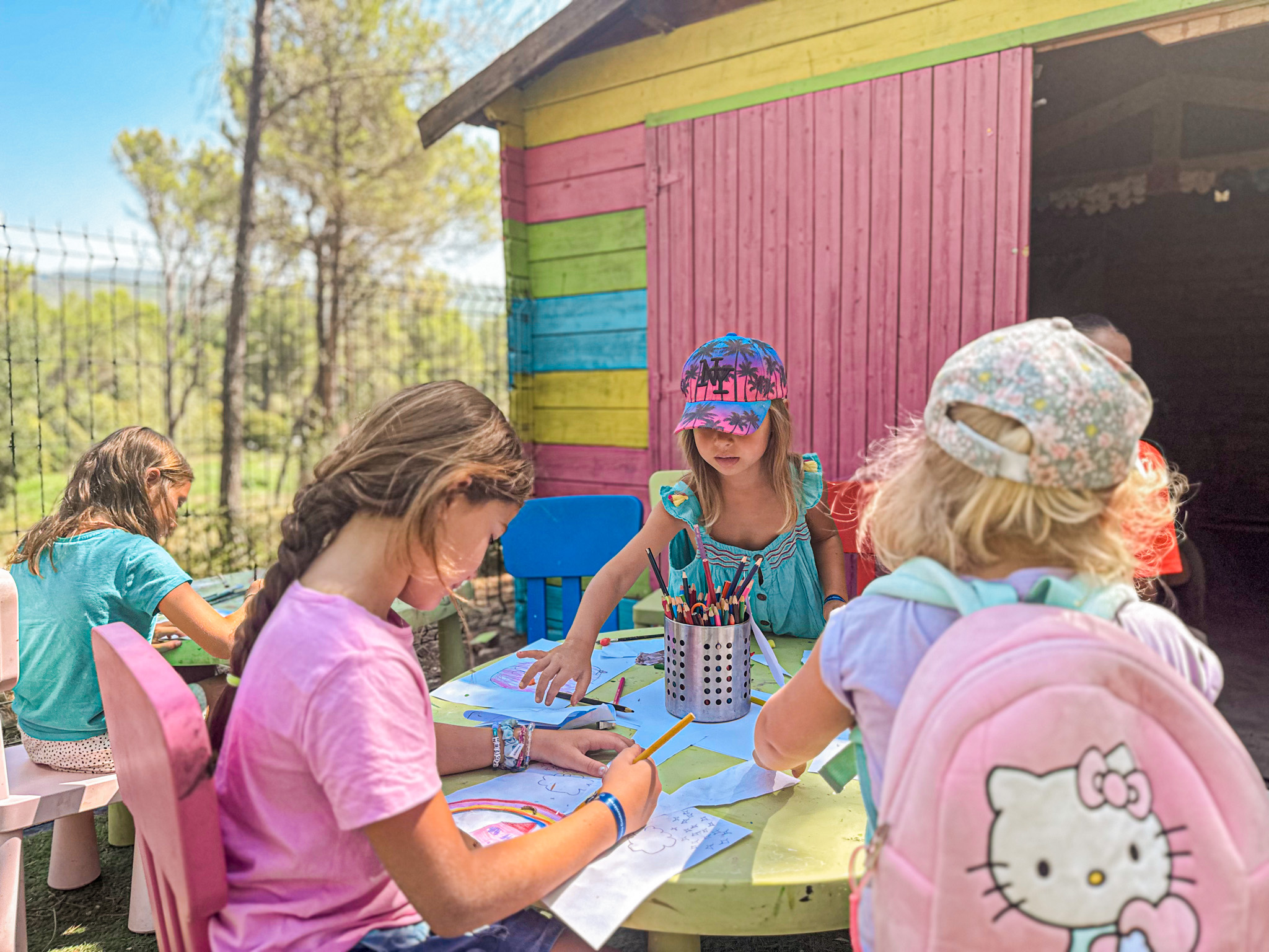 Groupe d'enfants en atelier de loisirs créatifs colorés à Villecroze-les-Grottes