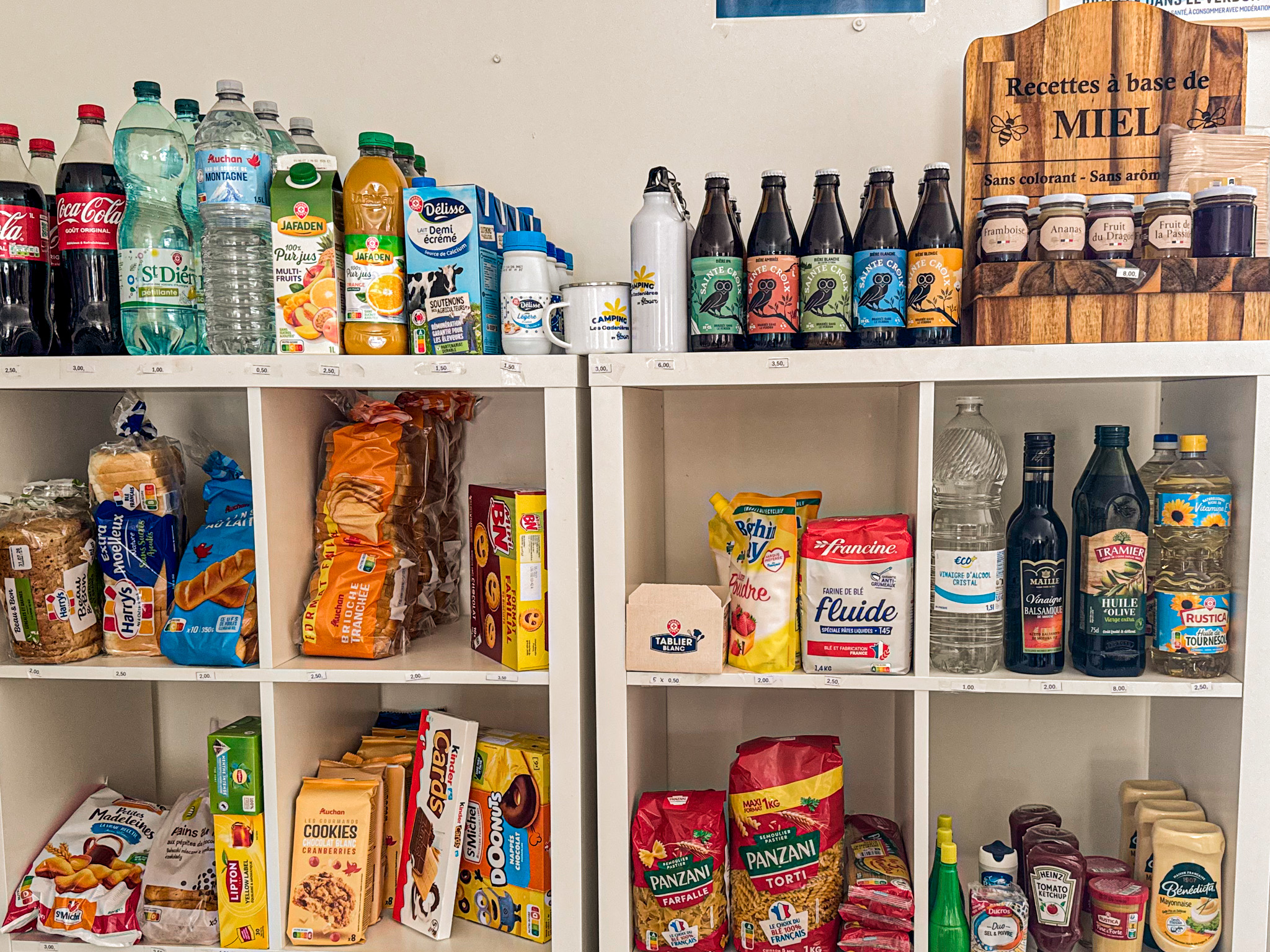 Épicerie du camping Les Cadenières proposant boissons, alimentation et miel local du Var.