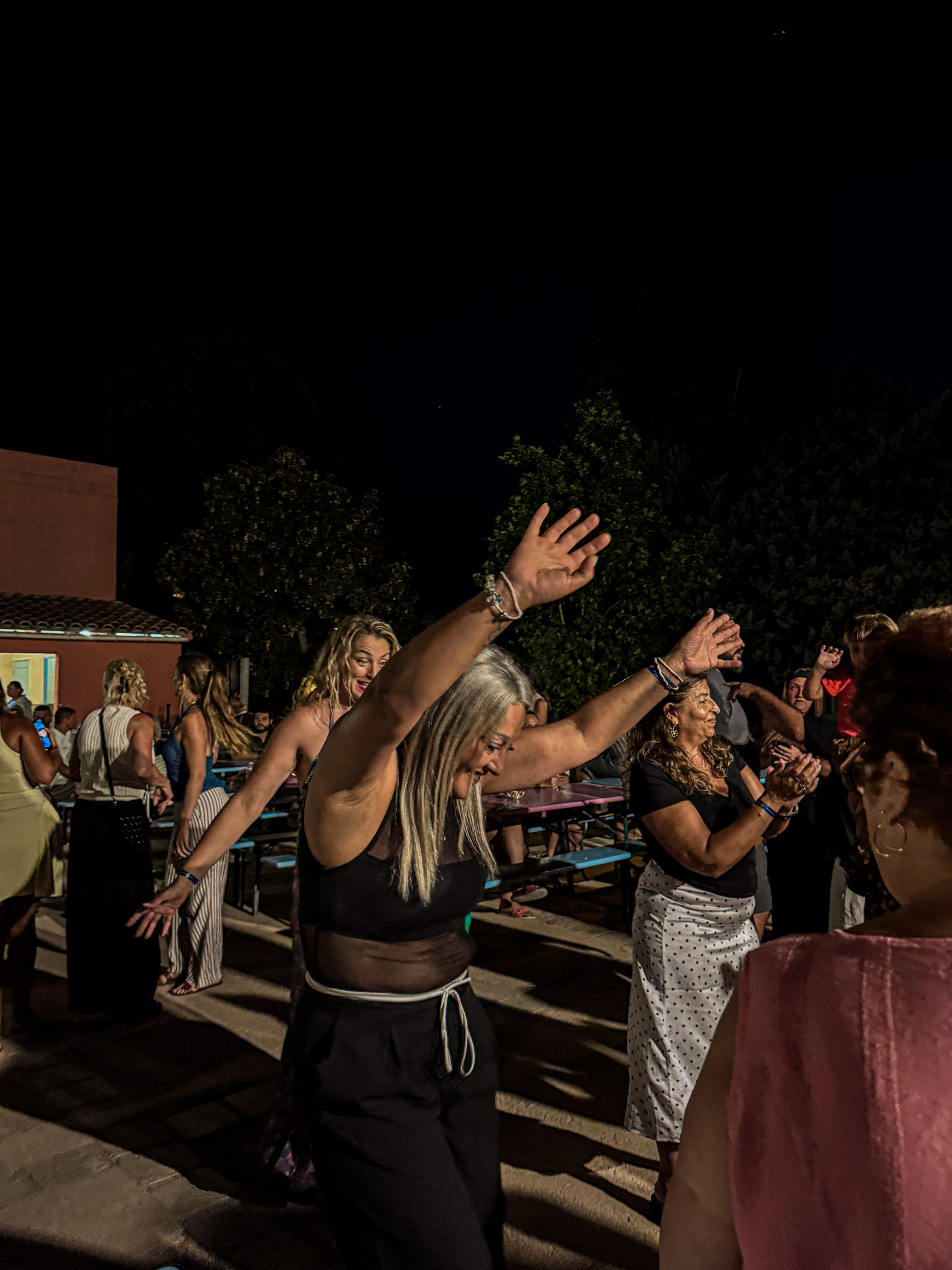 Soirée dansante avec animation festive au camping Les Cadenières du Var