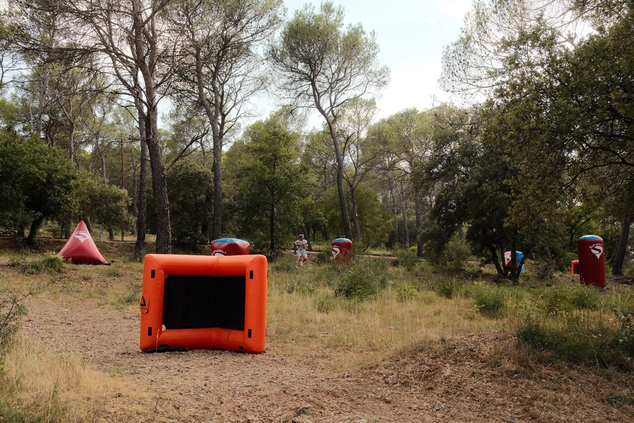 Aire de jeux avec structures gonflables pour enfants en pleine nature à Villecroze-les-Grottes