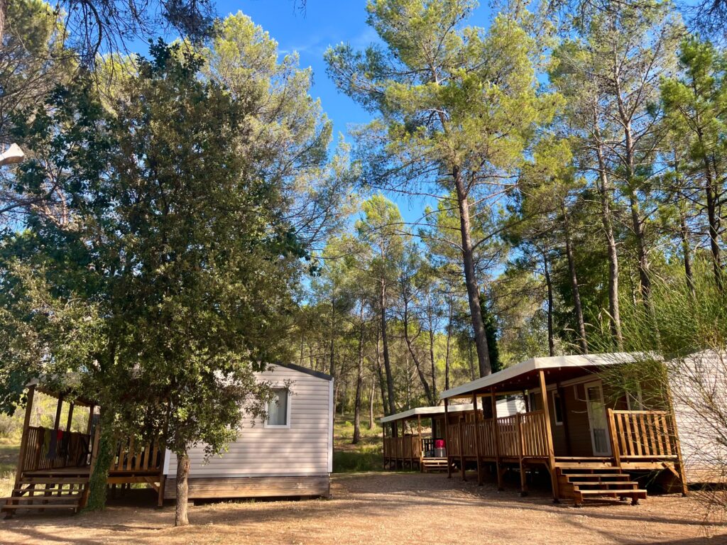 Mobil-homes avec terrasses en bois sous les pins à Villecroze-les-Grottes