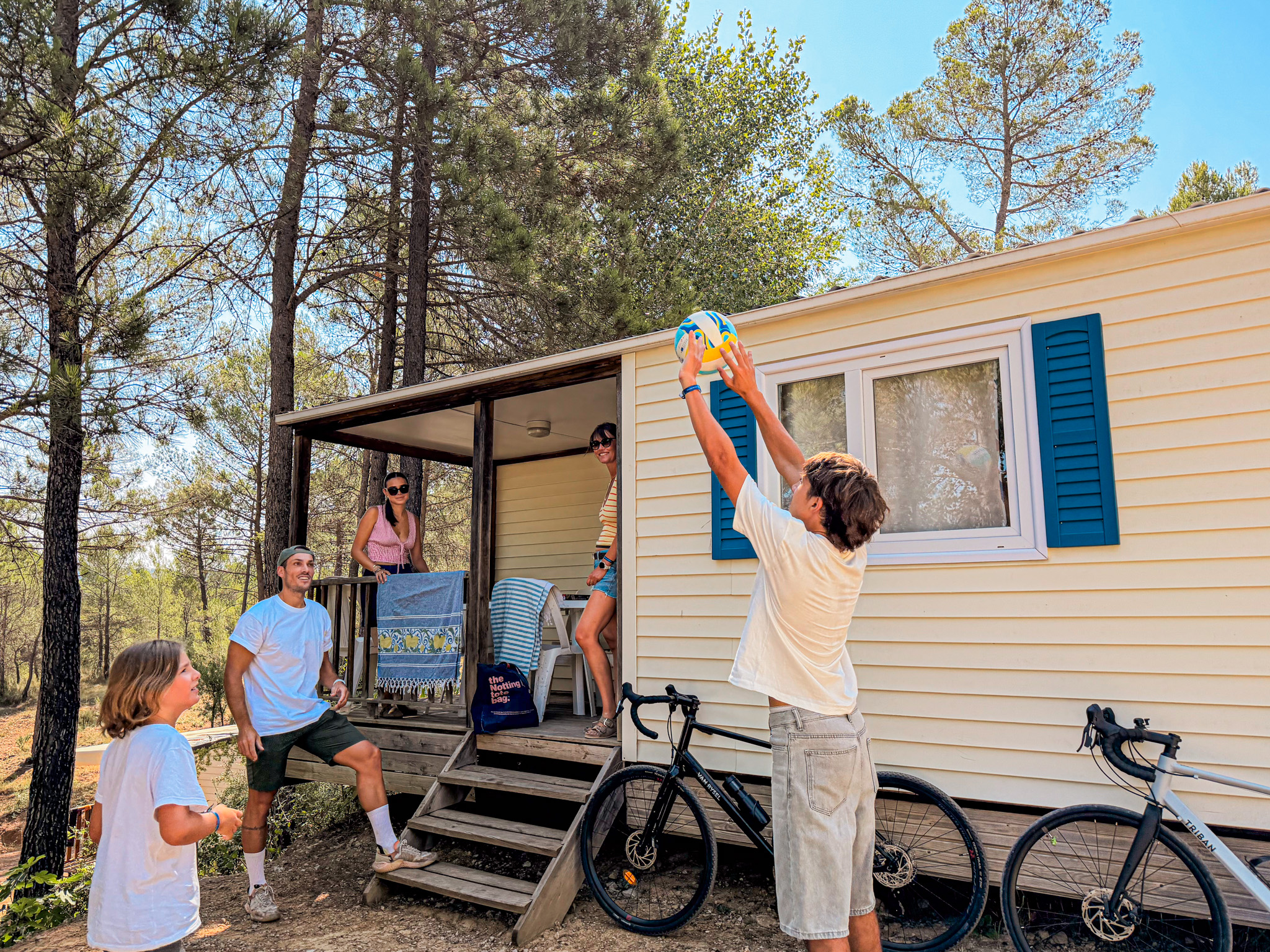 Enfant lançant un disque devant un mobil-home en camping dans le Var en famille