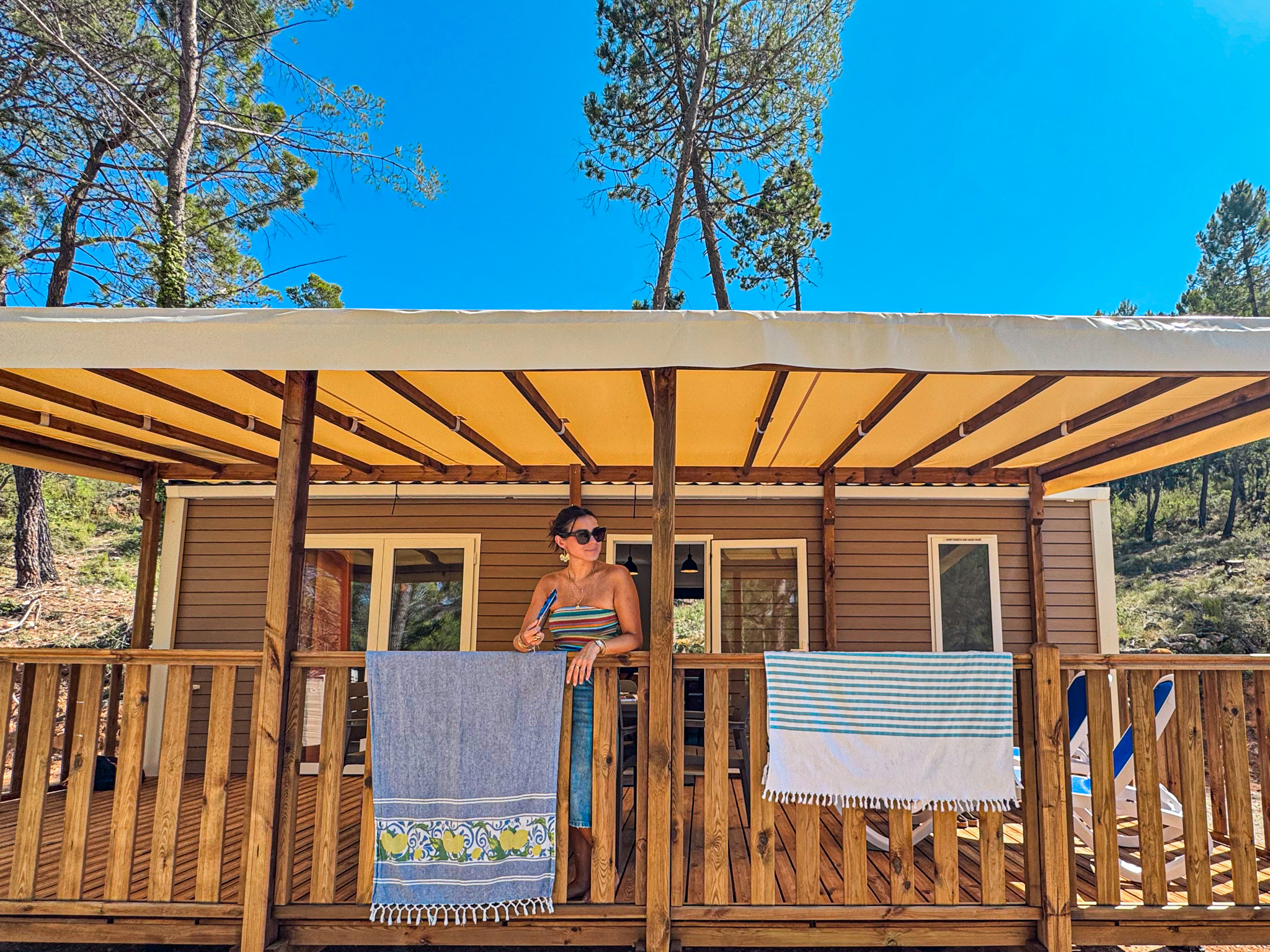 Façade d'un mobil-home avec terrasse couverte et linge étendu au Var.
