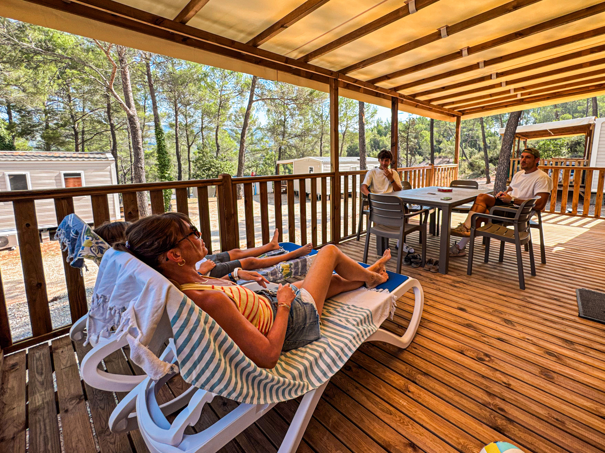 Terrasse ombragée avec mobilier de détente face au paysage à Villecroze-les-Grottes