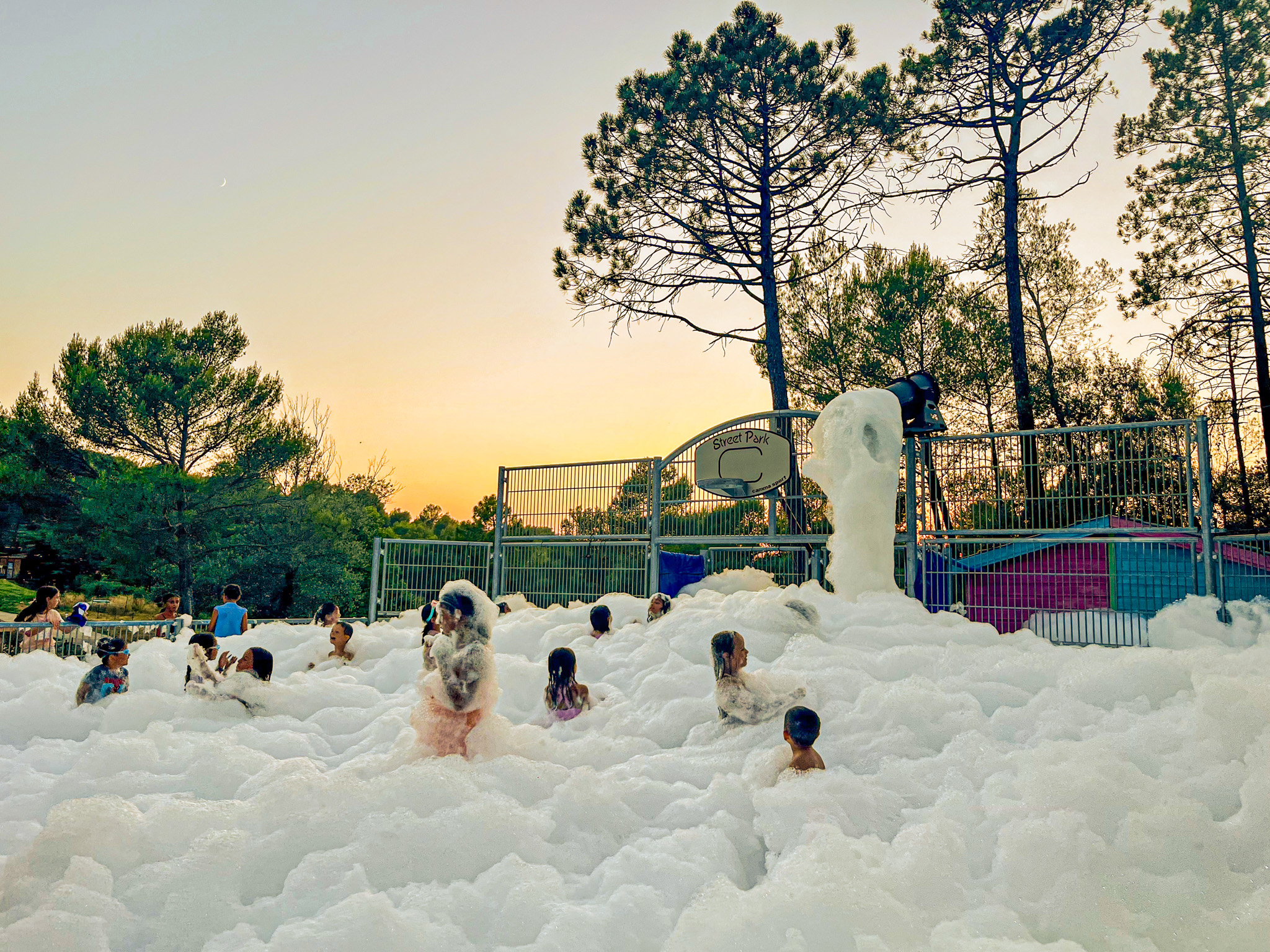 Bassin de mousse pour enfants au coucher de soleil à Villecroze-les-Grottes