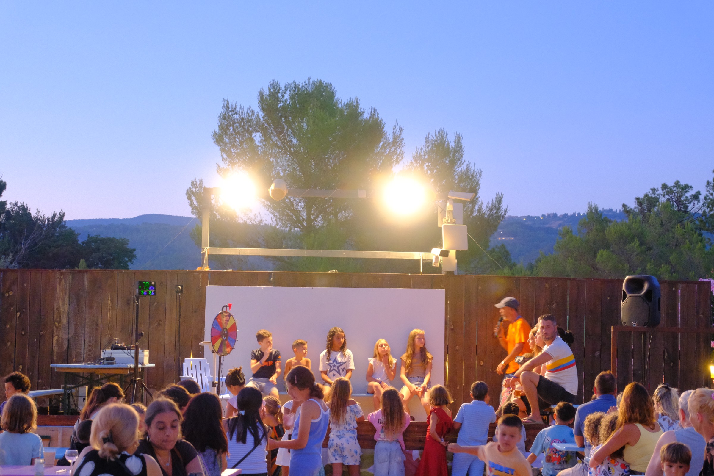 Spectacle enfants en soirée sous les projecteurs dans un camping à Villecroze-les-Grottes