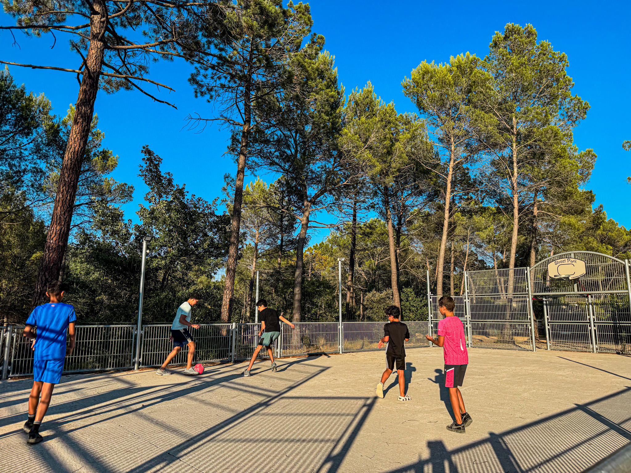 Parties de volleyball sur un terrain couvert à Villecroze-les-Grottes