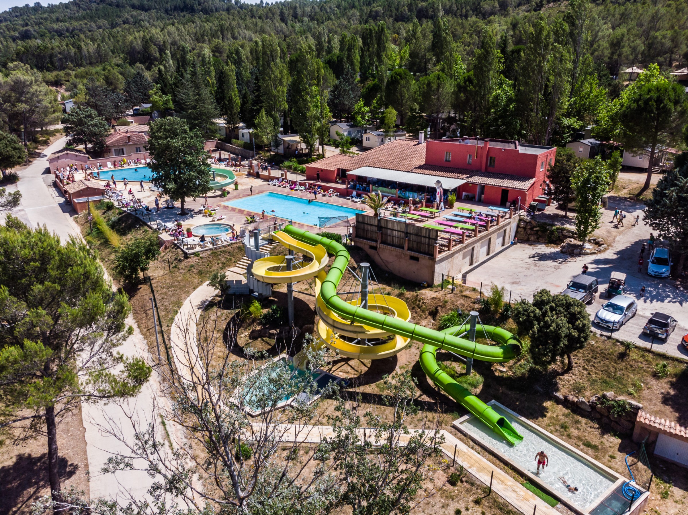Vue globale des installations aquatiques et toboggans du camping Les Cadenières